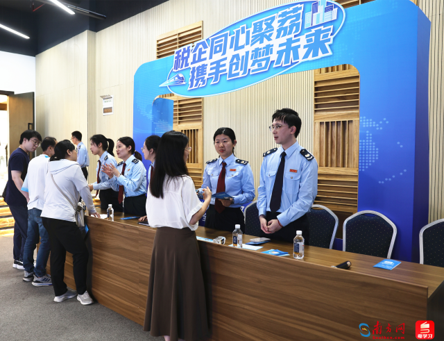 税务干部向文创企业人员宣传税费优惠政策。（通讯员供图）