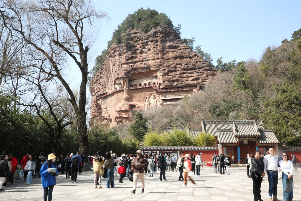 2024年3月20日，游客在天水市麦积区游览麦积山石窟。新华社记者 马希平 摄