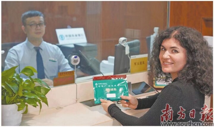 来自格鲁吉亚的Alla在农行深圳分行网点兑换“零钱包”。 受访者供图