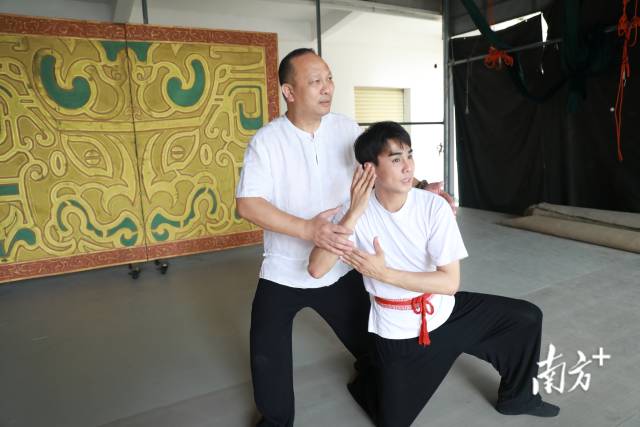 陈嘉明和师父吕维平在练习。