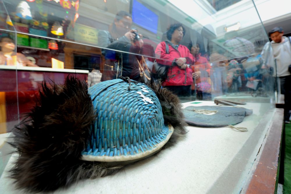 　　↑黑龙江省博物馆收藏的伐木工人头盔（2014年4月1日摄）。当日，19件林业工人使用过的采伐工具，作为黑龙江重点国有林区停伐日的纪念物被黑龙江省博物馆永久收藏。