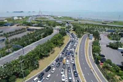 车辆经港珠澳大桥“北上”。新华社发