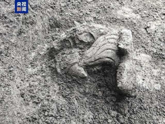 10号龙首出土照