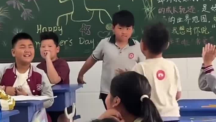 网友：那张纸本不是空白，是老师用橡皮，擦掉了我“内向”的标签