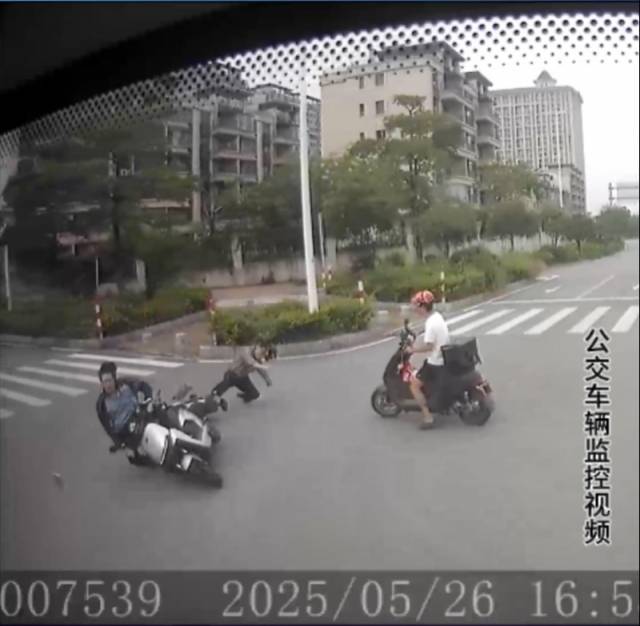 公交车内记录仪拍下的两辆电动车相撞视频截图。