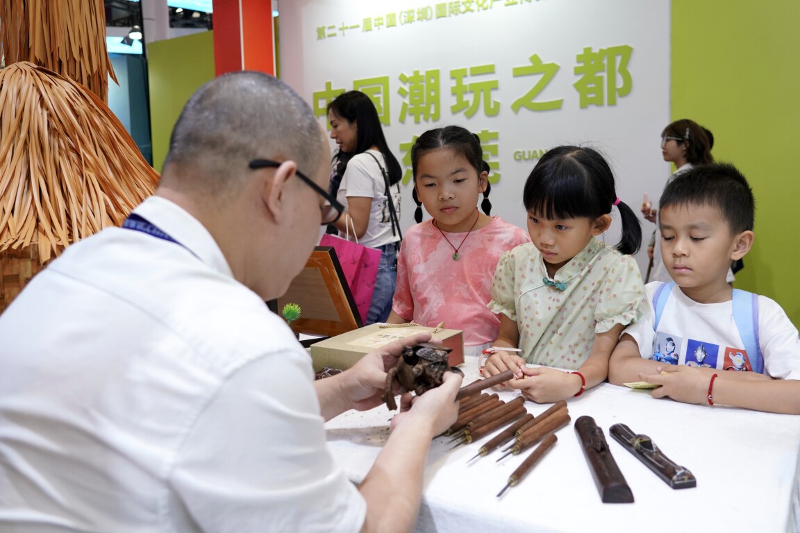 探营文博会丨云浮展厅木雕体验区：匠心木韵引客来