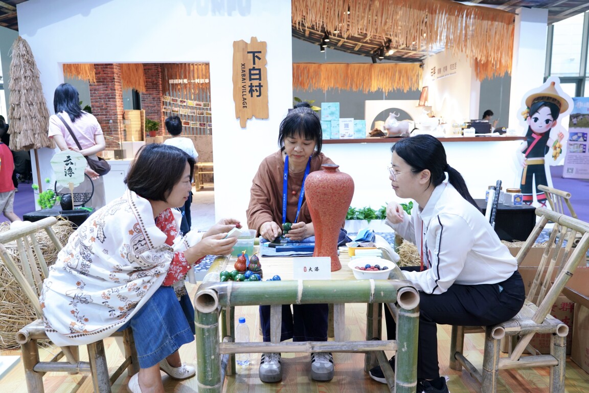 探营文博会丨云浮展厅：千年漆艺“活态”焕新，游客沉浸式体验东方美学