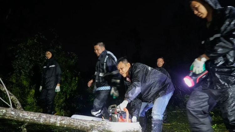小镇迎风昼与夜丨微纪录