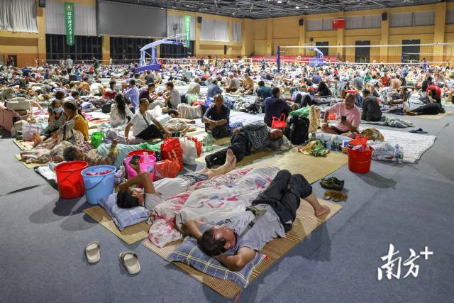 珠海开放应急避难场所。图为北京理工大学(珠海)的体育馆内,安置于此的约2000名建筑工友正在休息。南方+记者 郑新洽 董天健 摄 珠海开放应急避难场所。图为北京理工大学(珠海)的体育馆内,安置于此的约2000名建筑工友正在休息。南方+记者 郑新洽 董天健 摄