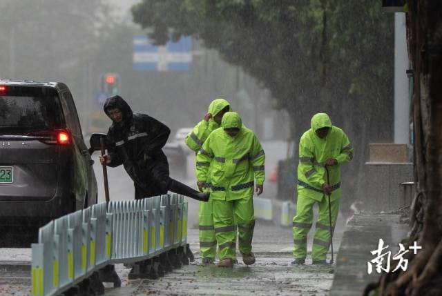 广州市三防人员冒雨疏通下水道。南方+记者 张冠军 摄 广州市三防人员冒雨疏通下水道。南方+记者 张冠军 摄