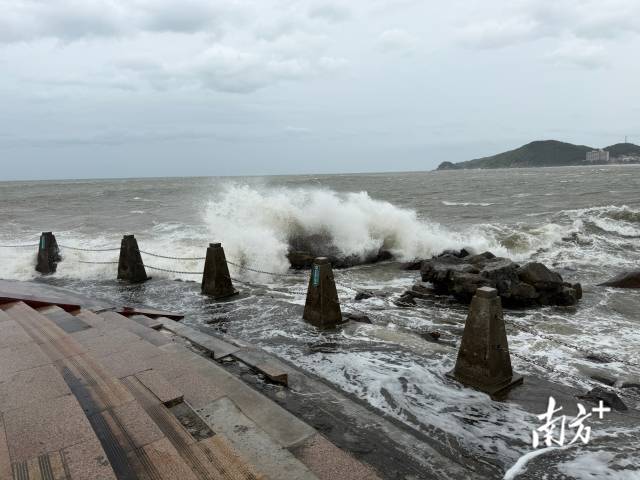 台风“桦加沙”在阳江海陵岛掀起阵阵大浪。梁文栋 摄 台风“桦加沙”在阳江海陵岛掀起阵阵大浪。梁文栋 摄