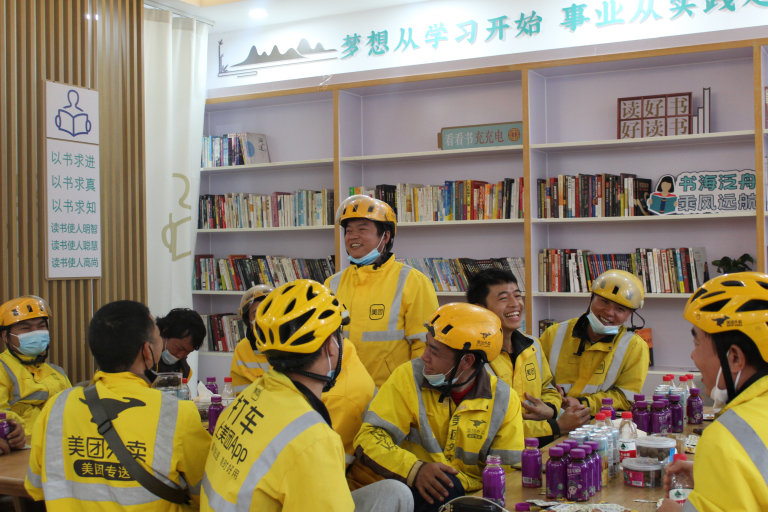 深圳市龙岗区龙城街道工会举办新就业形态劳动者元宵茶话会。单位供图