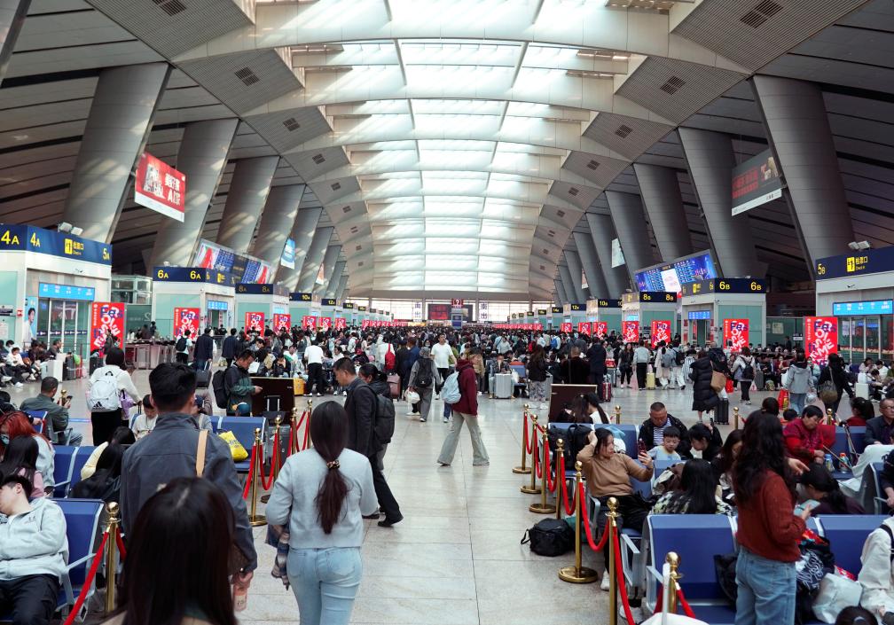 4月6日，旅客在北京南站候车。新华社记者张晨霖 摄