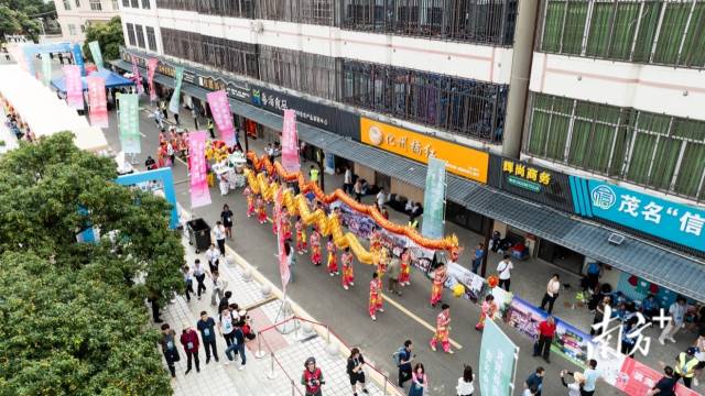 赛事选手观看十五运吉祥物。姚志豪 摄