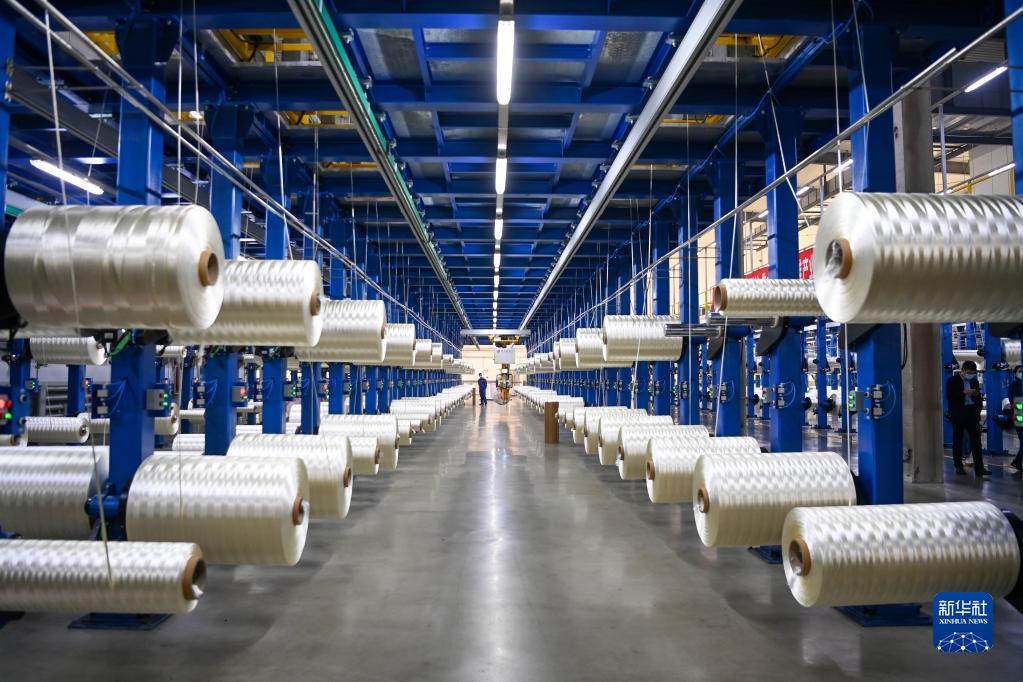在吉林化纤集团国兴碳纤维公司生产车间，工人在整理碳纤维原丝（2022年10月31日摄）。新华社记者 颜麟蕴 摄