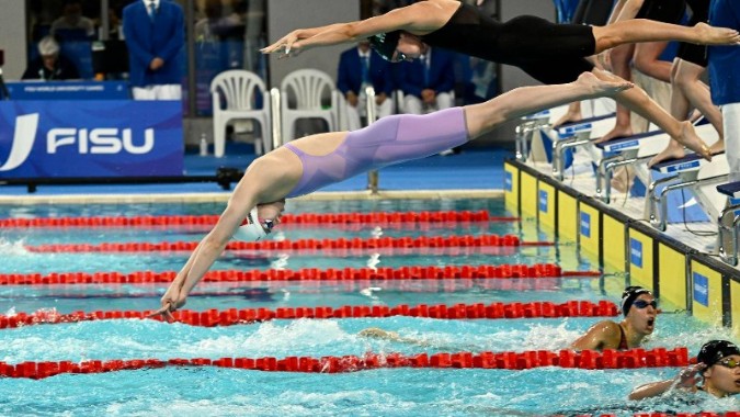 大运会中国游泳首金！张雨霏率队夺4×100米自由泳接力冠军