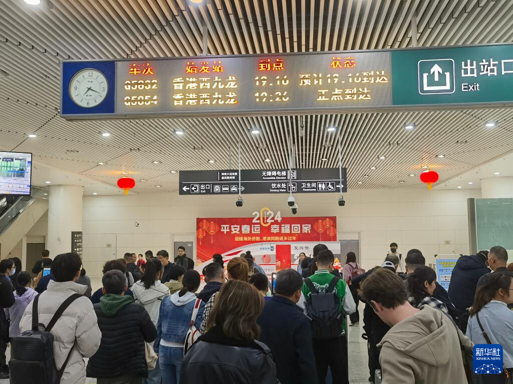 2月11日，旅客在深圳福田站候车厅候车。 新华社发