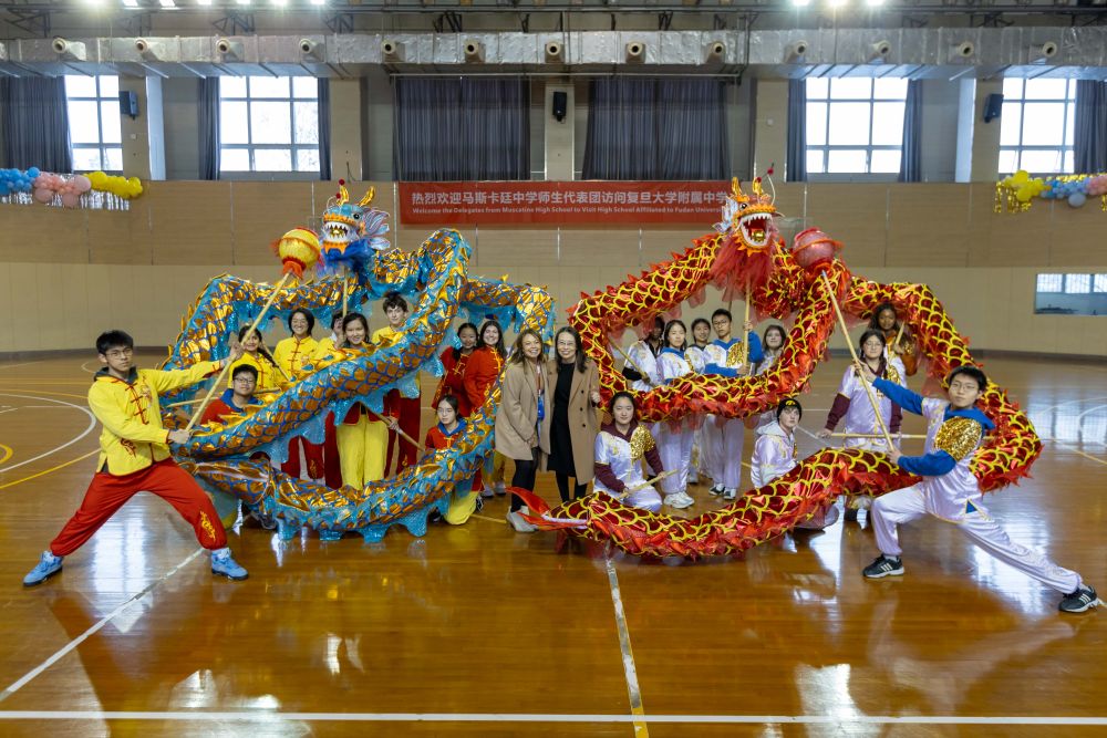 1月29日，马斯卡廷学生在上海参加舞龙体验活动。