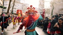 威风凛凛!来自广东的英歌第一个出场!龙年英国伦敦新春庆典盛大举行 威风凛凛!来自广东的英歌第一个出场!龙年英国伦敦新春庆典盛大举行