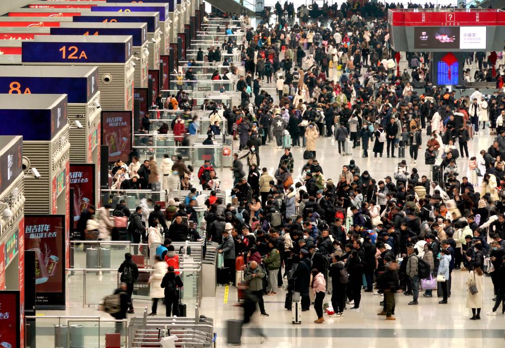 2024年1月26日，旅客在郑州东站候车大厅内候车。新华社记者 李安 摄