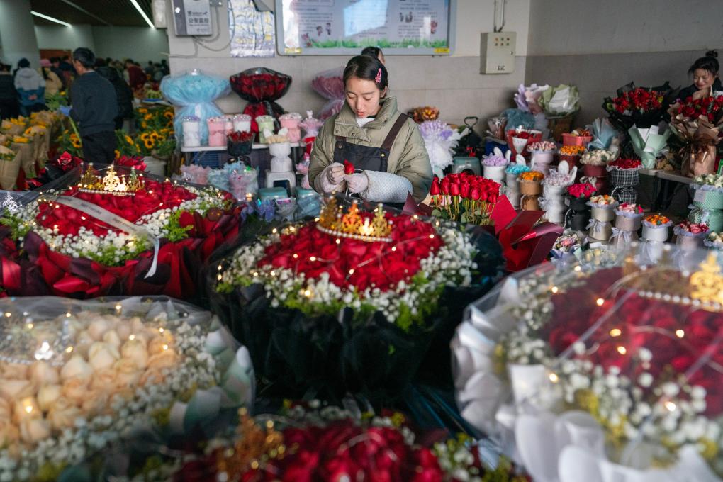 2024年2月12日，一名花商在昆明斗南花卉市场内制作玫瑰花束。新华社记者 陈欣波 摄