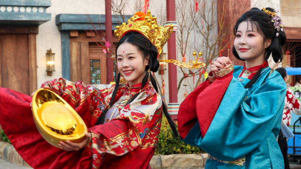 People across China enjoy Spring Festival holiday