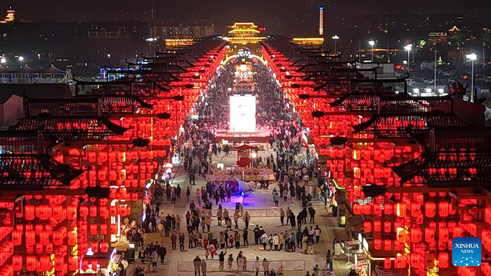 China Focus: Chinese people embrace tourism to celebrate Lunar New Year