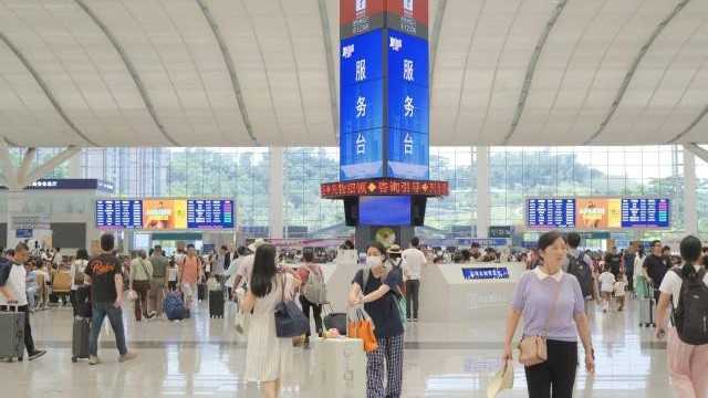 Guangzhou Railway adds 3,376 trains for National Day, Mid-Autumn Festival travel rush