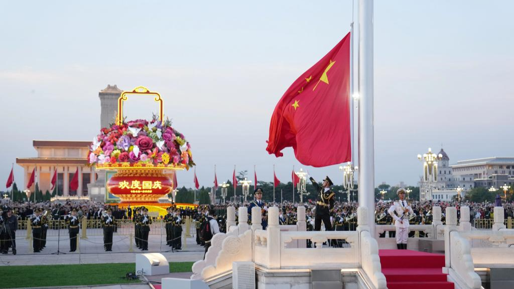Flag-raising ceremony held at Tian'anmen Square to mark 76th founding anniversary of PRC