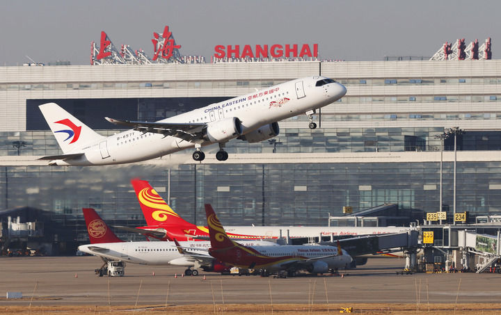 2025年1月1日，由东航C919执飞的MU721航班从上海虹桥机场起飞。新华社发