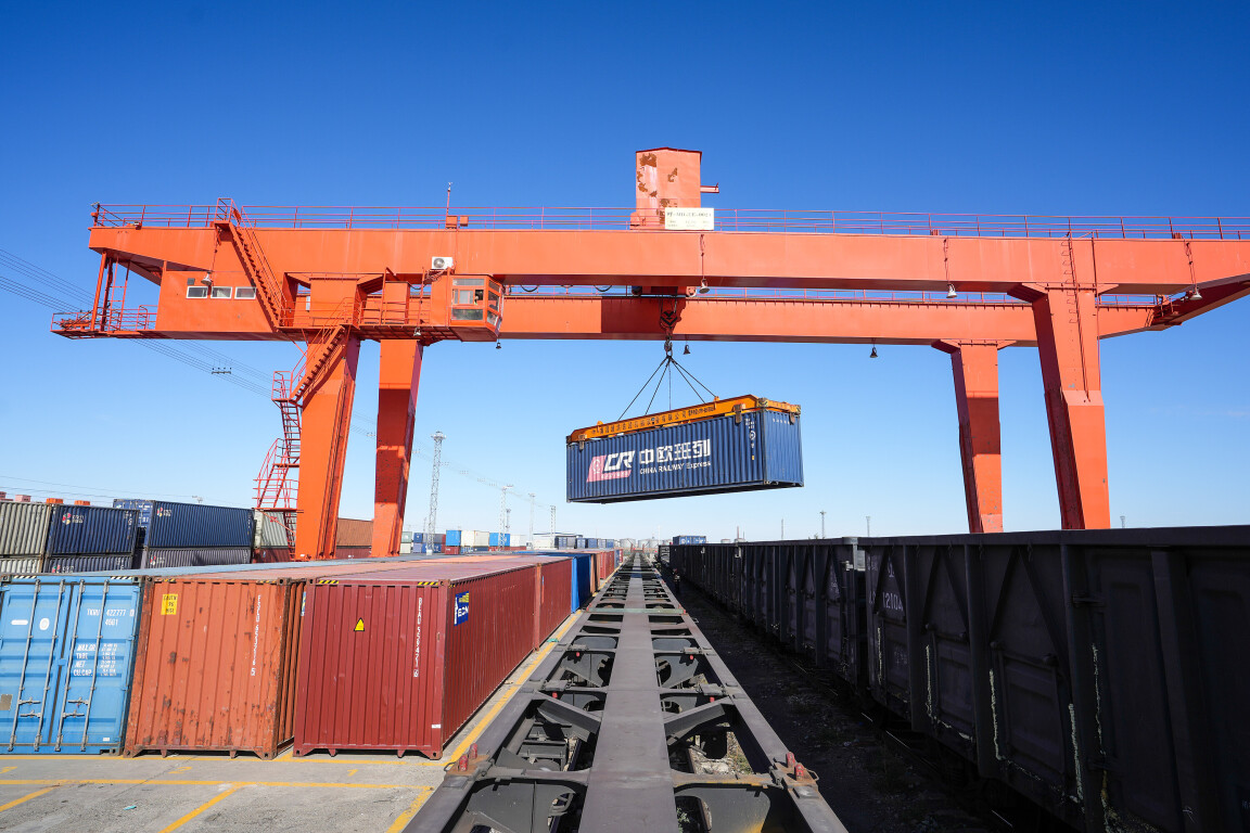 内蒙古锡林郭勒二连浩特口岸铁路货场内，龙门吊正在吊装中欧班列集装箱。