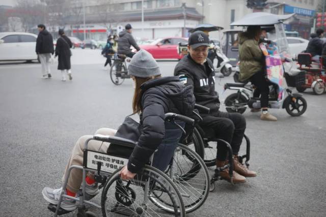 微电影拍摄期间，导演李淑娉 （左一） 和伤友一起体验轮椅出行 图/网商银行公益小店联盟提供