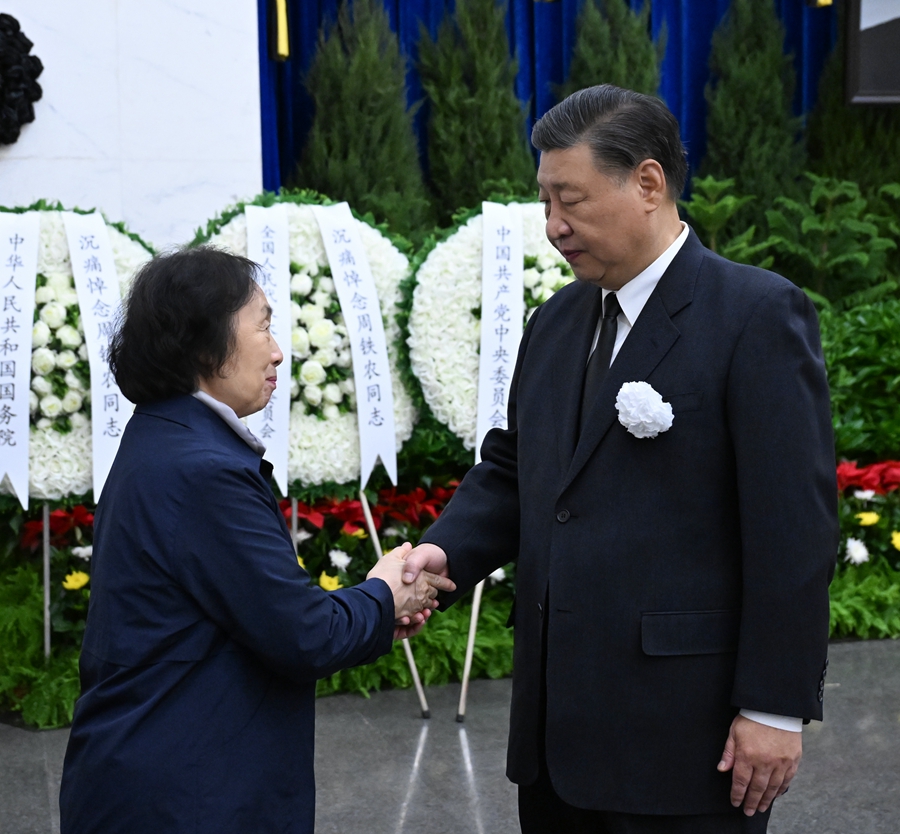 11月9日，周铁农同志遗体在北京八宝山革命公墓火化。习近平、李强、赵乐际、王沪宁、蔡奇、丁薛祥、李希等前往八宝山送别。这是习近平与周铁农亲属握手，表示深切慰问。新华社记者 谢环驰 摄