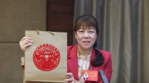 代表现场展示学生潮绣等作品,热议非遗文化传承 代表现场展示学生潮绣等作品,热议非遗文化传承