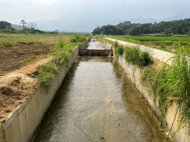 当地洪涝灾害频发，为有效排洪，其排水渠的建设宽度达到4.5米，高1.2米。  