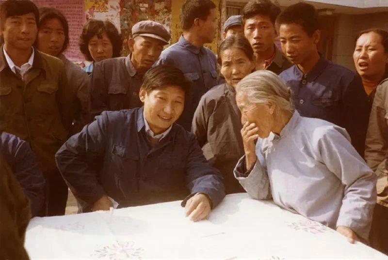 △1983年，时任河北正定县委书记的习近平临时在大街上摆桌子听取老百姓意见。