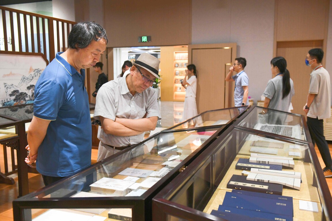 来宾品赏冼玉清相关著述（许建梅 摄）