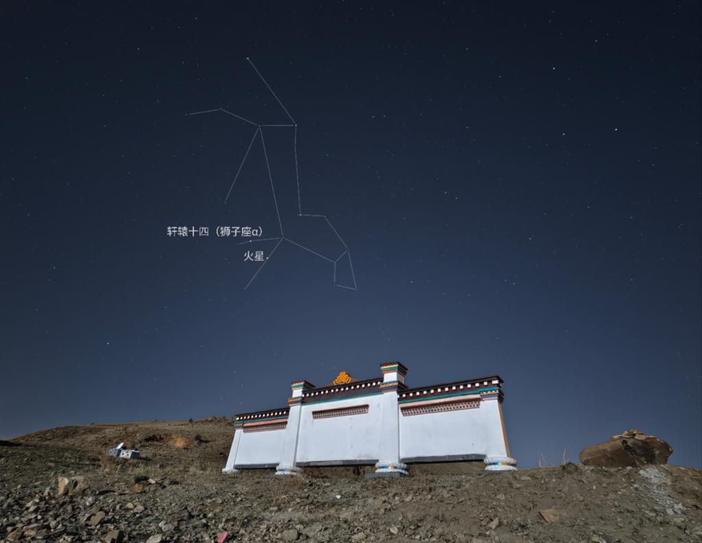 2025年6月11日在西藏山南市贡嘎县东拉乡东拉村拍摄的狮子座与火星。”杨婧提醒说�。橙红色与蓝白色的星光对比会非常明显，火星在右上�，（郑志 摄）</p><p indenttext=