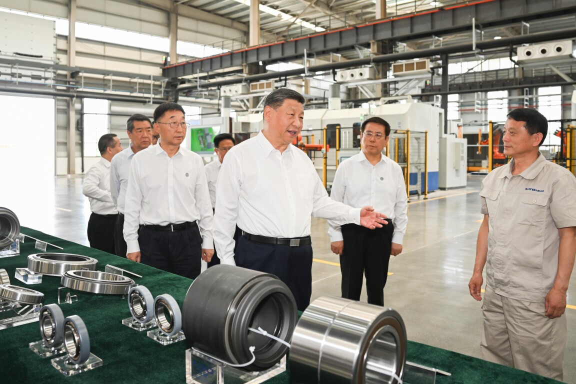 △2025年5月19日，习近平总书记在河南洛阳轴承集团股份有限公司智能工厂考察。