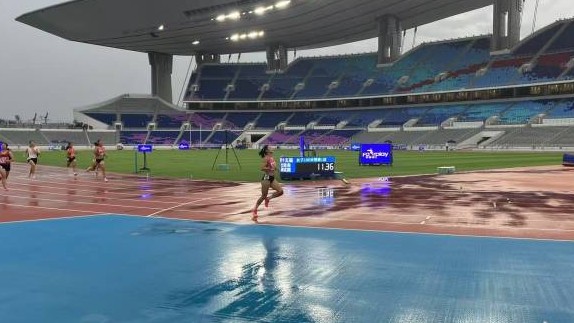 十五运会田径测试赛雨中开跑，梁小静再现百米11秒37