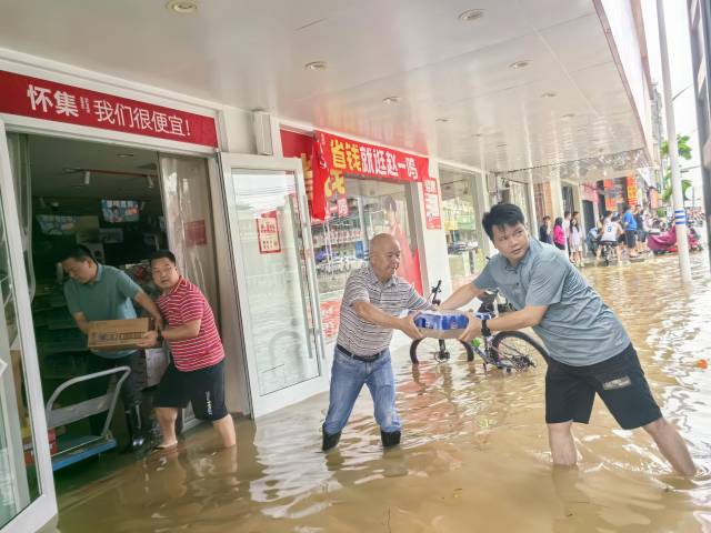 暴雨导致肇庆怀集出现超警水位和内涝，全县已转移群众超3000人