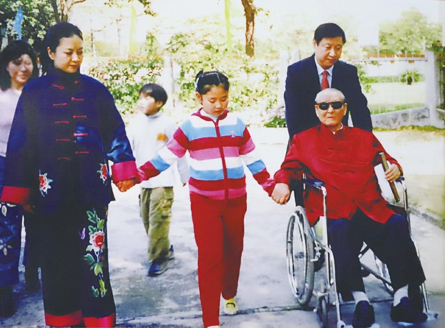 △习近平与父亲习仲勋、妻子彭丽媛、女儿的家庭照。