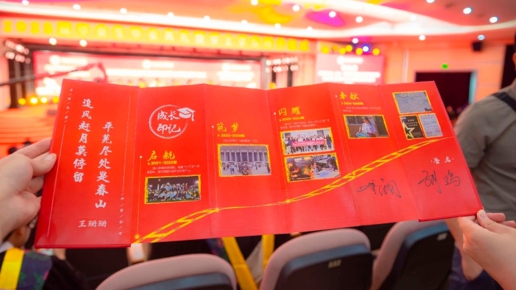 “搬”来图书馆赠母校、成长折页获书记校长签名……珠科毕业典礼创意满满