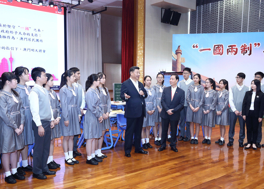 △2019年12月19日，习近平总书记来到澳门濠江中学附属英才学校，和师生亲切交流。