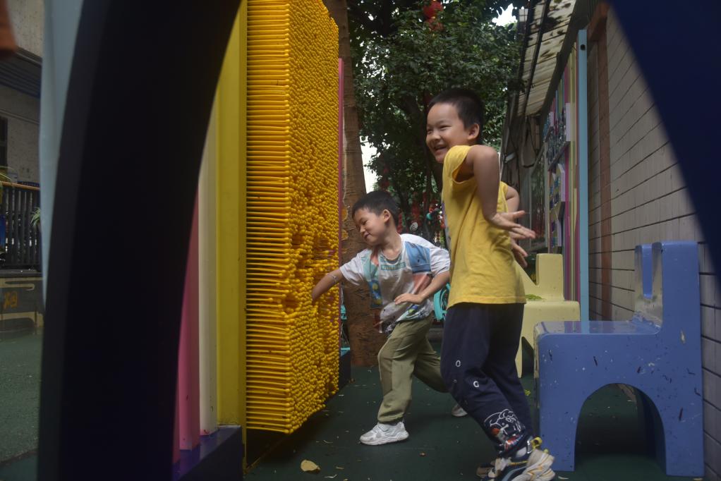 5月27日，小朋友在广州市越秀区白云街道筑南儿童友好社区玩耍。新华社记者卢汉欣 摄