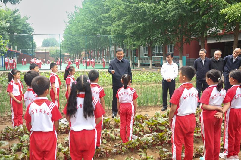 △2023年5月31日，习近平总书记在北京育英学校同小学生们亲切交流。