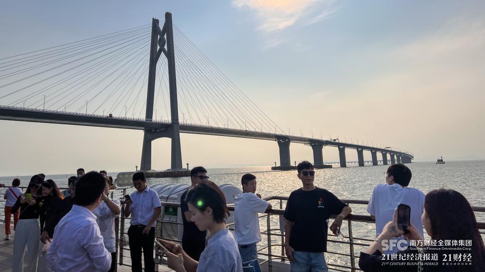 游客集聚在“大湾区二号”甲板上观看港珠澳大桥，郑玮/摄