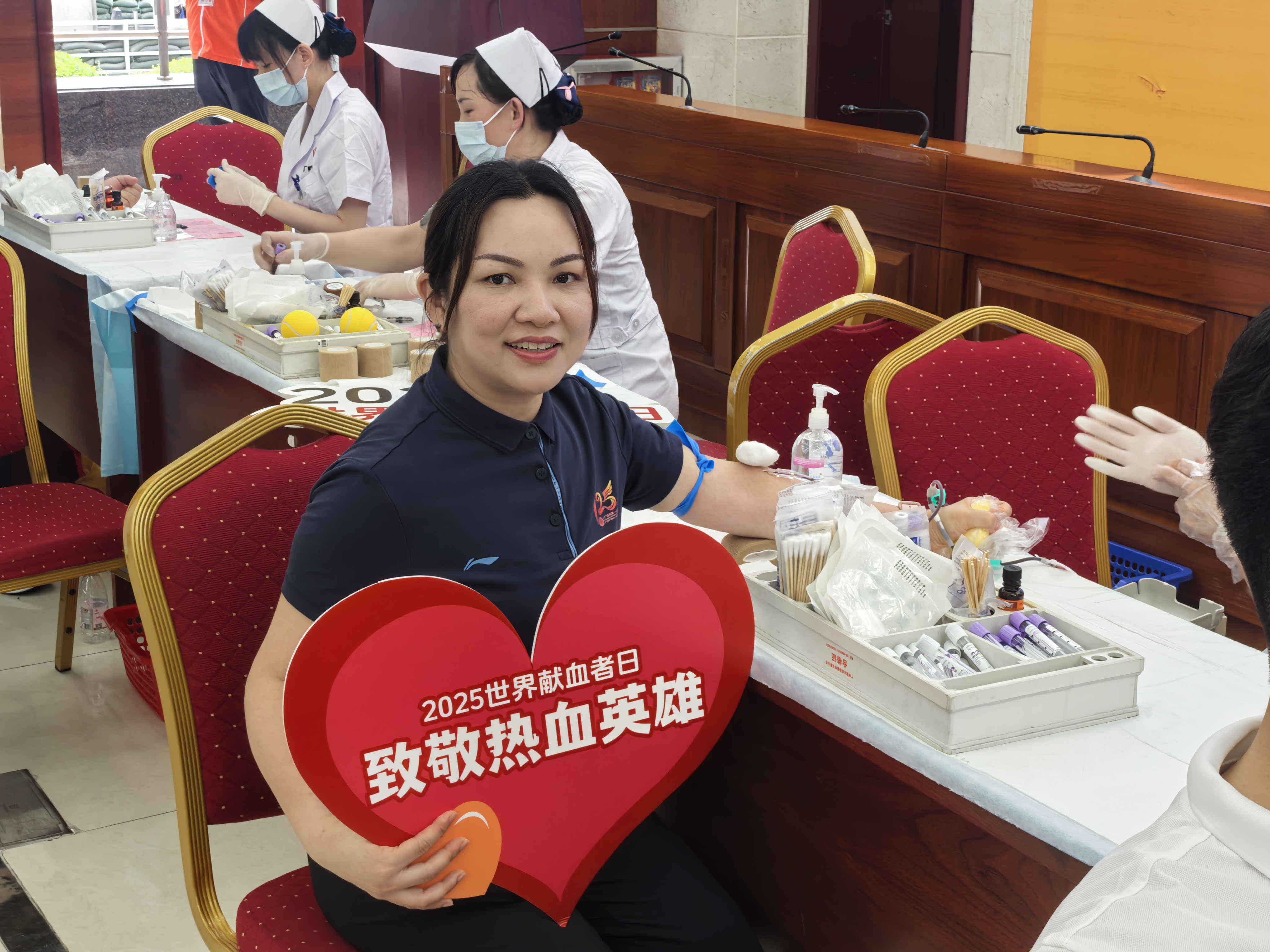(邓瑞平正在活动现场献血)