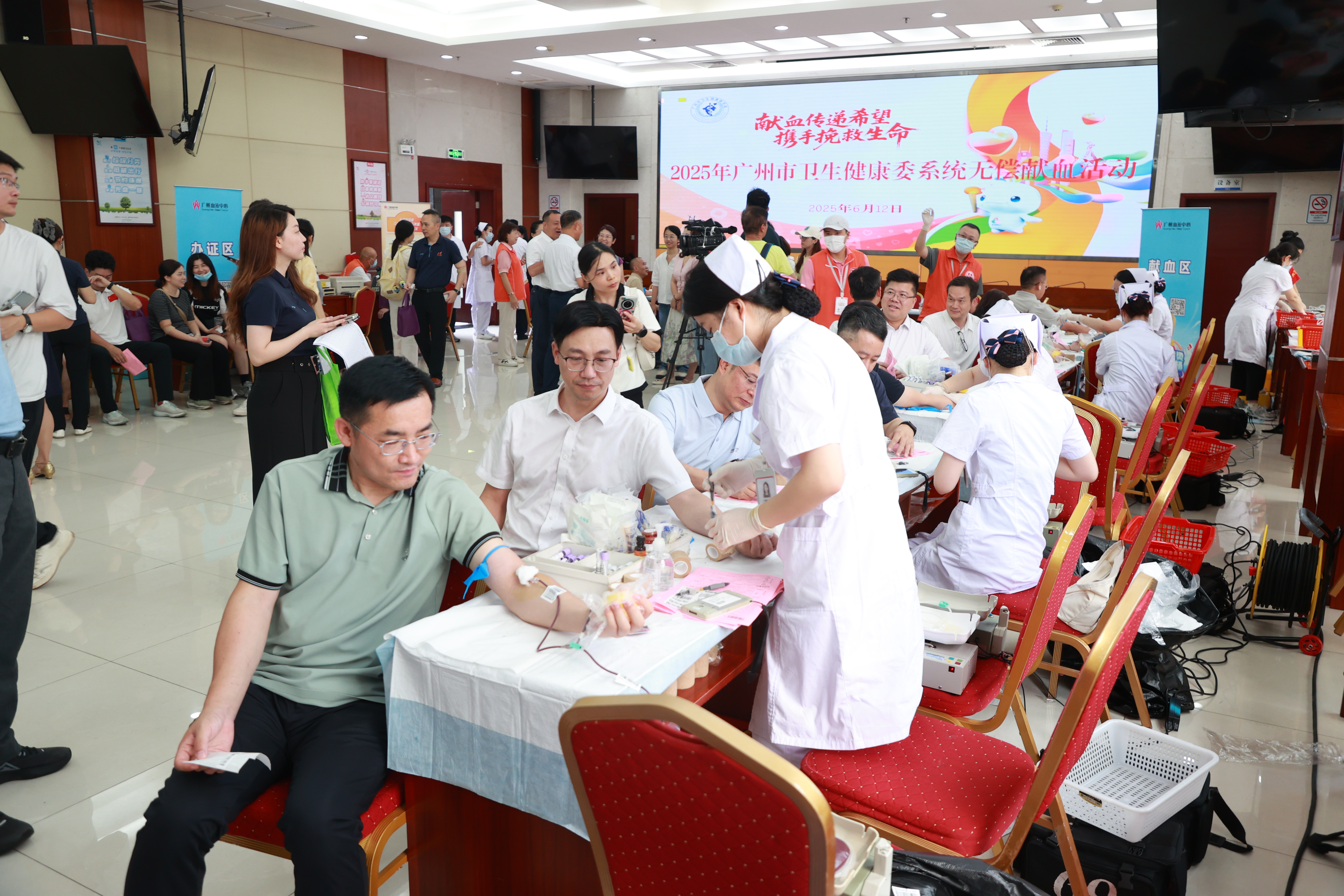 (无偿献血活动现场。通讯员供图)