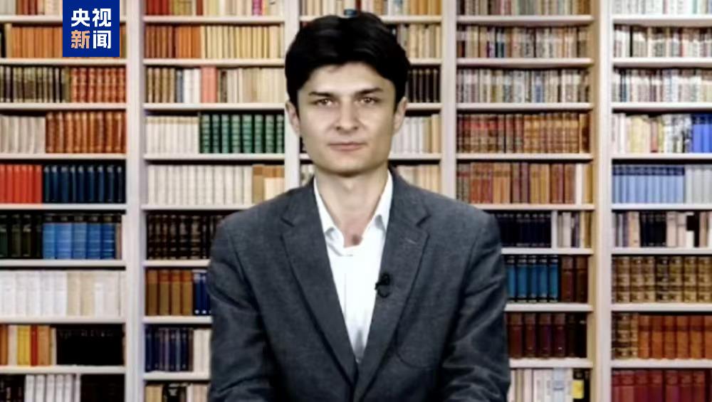 △塔吉克斯坦希纳摩电视台艺术总监胡尔马托夫